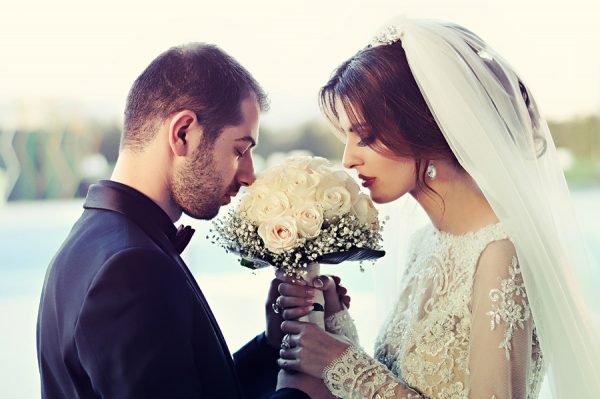 結婚式を挙げる新郎新婦