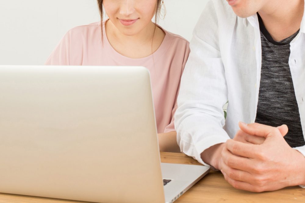 結婚式場の口コミを見るカップル