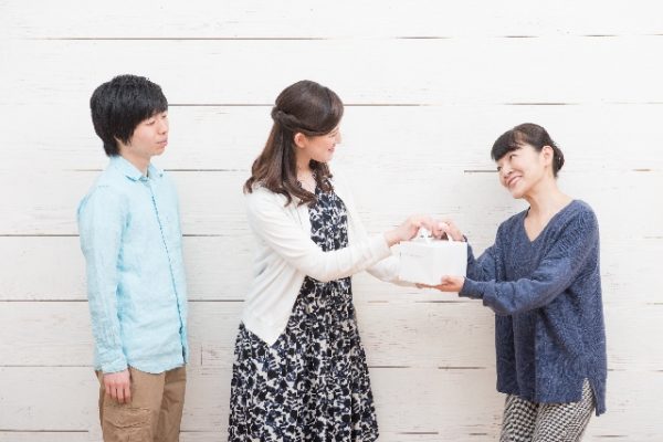 お母さんへお土産を渡す花嫁様