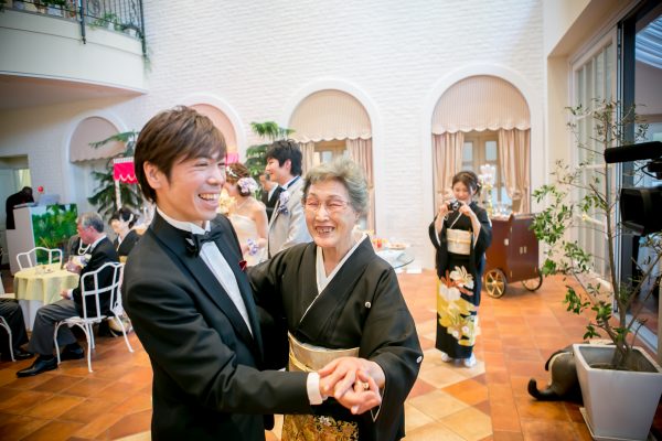 お母様と踊る間瀬さん｜札幌コンシェル