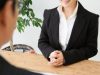 結婚の報告をする女性