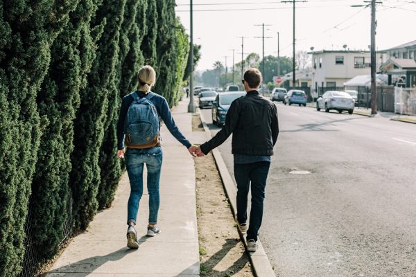 デートに出かけるカップル・夫婦