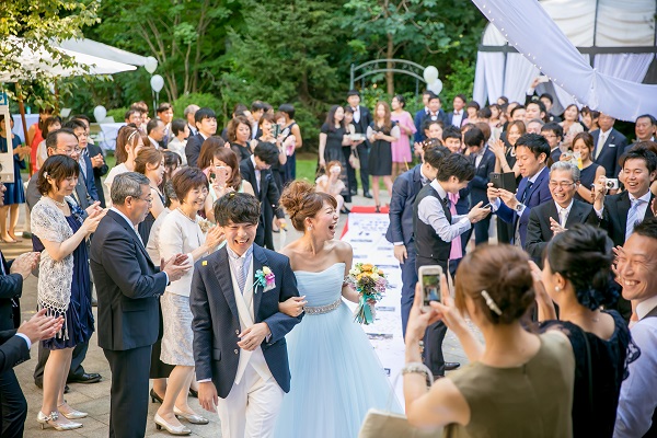 大人数のパーティ結婚式を挙げよう そのメリット デメリットとは