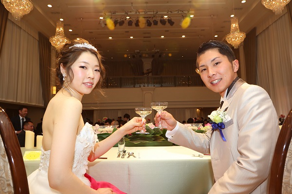 結婚式を楽しむお二人