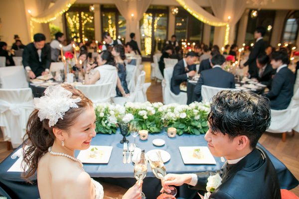 結婚式を楽しむカップルさま